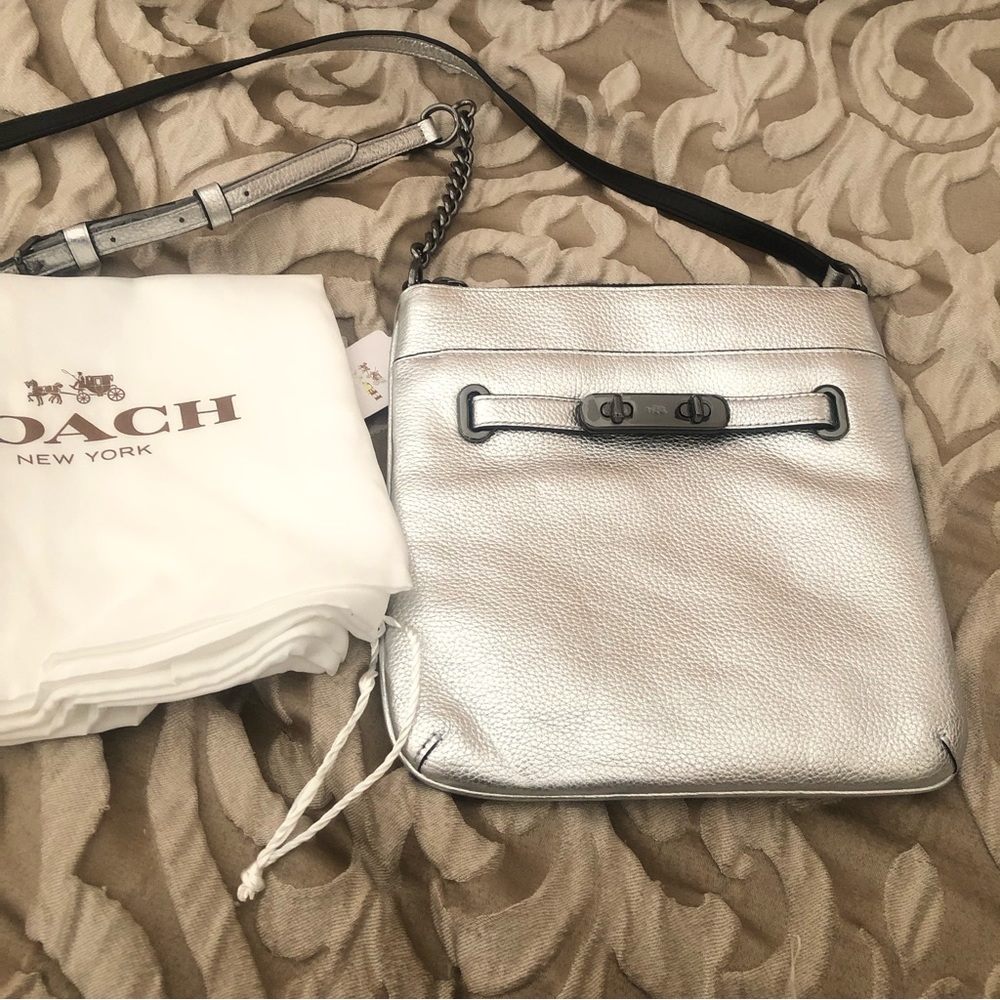 🌺New🌺 Beautiful COACH Silver Crossbod Bag Dust Bag Includefd
